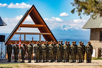 Kompania honorowa kaosg stoi na tle tarasu widokowego. z tyłu widok na ośnieżone tatry.