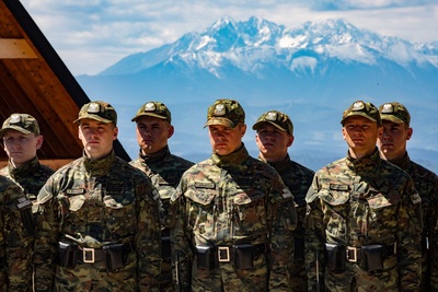 zbliżenie na część kompanii honorowej kaosg. w tle przepiękny widok na tatry