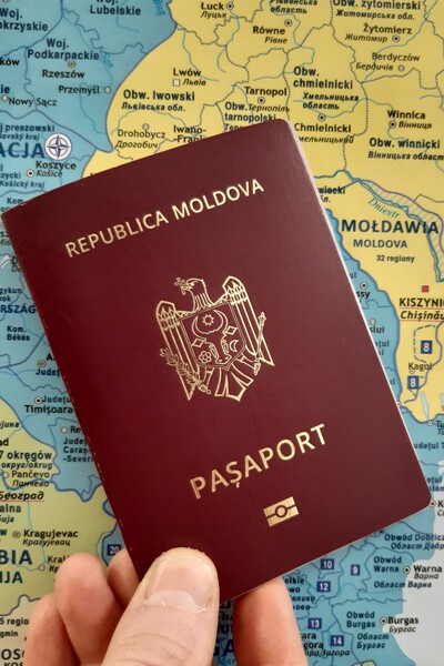 paszport mołdawski na tle mapy , gdzie widać mołdawię i polskę