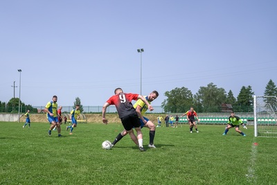 walka o piłkę dwóch piłkarzy przeciwnej drużyny