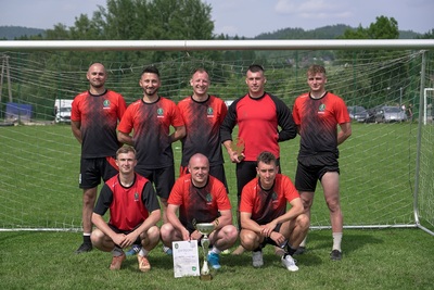 zdjęcie grupowe zwycięskiej drużyny wraz z pucharem