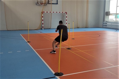 kandydat do przyjęcie na funkcjonariusza straży granicznej podczas egzaminu sprawnościowego wykonuję bieg po kopercie