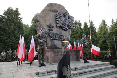 Na zdjęciu widać wartę honorową pełnioną pod pomnikiem Harcerzy