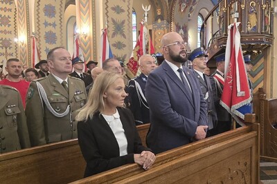 Na zdjęciu widać poczty sztandarowe zebrane w kościele, po lewej widać ludzi stojących w ławkach podczas mszy św.