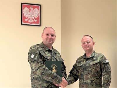 generał gratuluje nowo mianowanemu funkcjonariuszowi