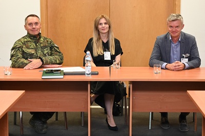 dwoje prokuratorów oraz komendant placówki sg w Krakowie-balicach siedzą przy stole prezydialnym