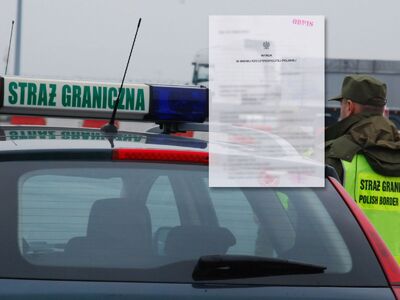 Na zdjęciu samochód służbowy z oznakowaniem Straż Graniczna. Na dachu widoczne sygnały świetlne typu «koguty» — niebieskie. Po prawej stronie mężczyzna w umundurowaniu Straży Granicznej, ubrany w kamizelkę odblaskową, na głowie czapka.