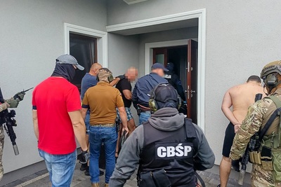 funkcjonariusze kaosg, kas i cbśp przed domen zatrzymali dwóch mężczyn.