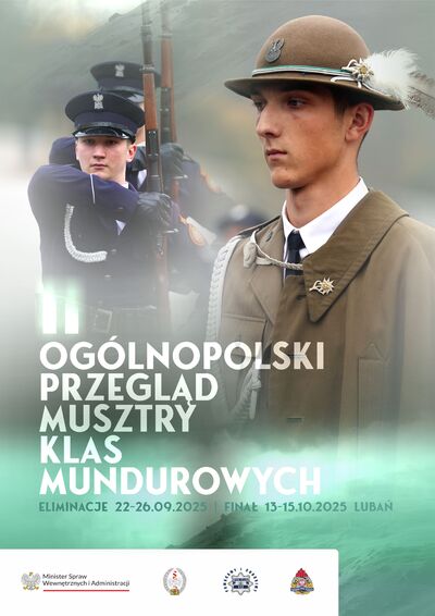 Na zdjęciu widać mężczyzn w mundurach, różnych. Jeden ubrany jest w mundur zielony, na głowie ma kapelusz z piórkiem w pelerynie. Z lewej strony widać stojących w rzędzie mężczyzn w granatowych mundurach z czapkami na głowie. Trzymają w rękach broń.  Jest to plakat informujący o ogólnopolskim przeglądzie musztry klas mundurowych.