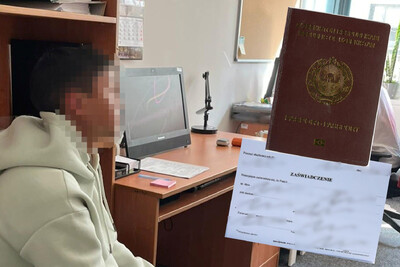 Kolaż zdjęć. Zatrzymany cudzoziemiec siedzi przy biurku, po prawej stronie okładka paszportu uzbeckiego a pod spodem zaświadczenie o statusie studenta imitujące podrobienie.
