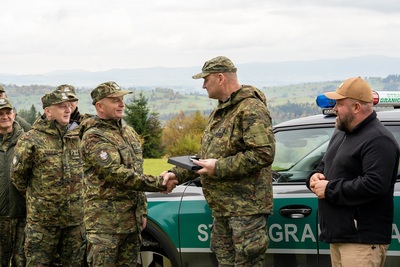 Komendant KaOSG w towarzystwie przedstawiciela euroregionu tatry wręcza symbolicznie kluczyki do samochodu zakupionego w ramach projektu komendantowi placówki sg w zakopanem. Obok stoi kilku 5 funkcjonariuszy.