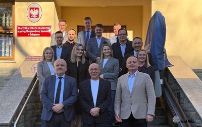 Zdjęcie grupowe (kilkanaście osób) przed budynkiem Placówki Straży Granicznej w Zakopanem. Zdjęcie jest formalne, przedstawia uczestników spotkania.