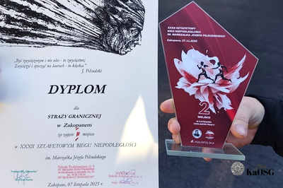 Na zdjęciu widać po lewej stronie dyplom za udział w biegu, po prawej statuetka z tego samego biegu