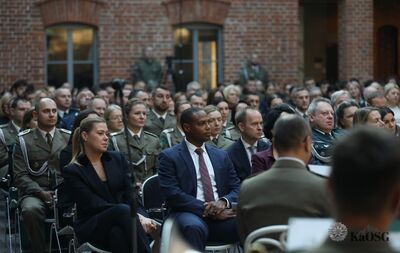 na krzesłach siedzi publiczność - kobiety i mężczyźni - kilkaset osób