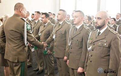 Hala sportowa. generał gratuluje awansu na wyższy stopień służbowy mianowanym funkcjonariuszom.