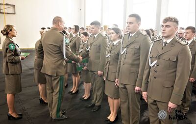 Hala sportowa. generał gratuluje awansu na wyższy stopień służbowy mianowanym funkcjonariuszom.