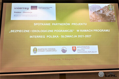 ujęcie na ekran na którym wyświetla się slajd tytułowy prezentacji z logami projektu i partnerów