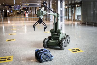 Na zdjęciu robot pirotechniczny wykorzystywany najprawdopodobniej na lotniskach do wykrywania materiałów niebezpiecznych.
