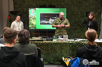 Na zdjęciu widoczni studenci w czasie prelekcji dla studentów AGH na temat służby w  Straży Granicznej.