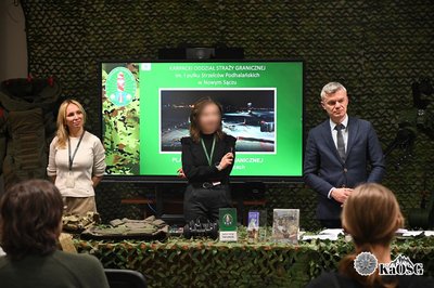 Na zdjęciu widoczni studenci w czasie prelekcji dla studentów AGH na temat służby w  Straży Granicznej.
