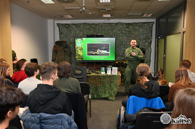 Na zdjęciu widoczni studenci w czasie prelekcji dla studentów AGH na temat służby w  Straży Granicznej.