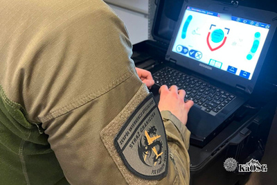 Na zdjęciu widać funkcjonariusza Straży Granicznej, który coś w komputerze sprawdza