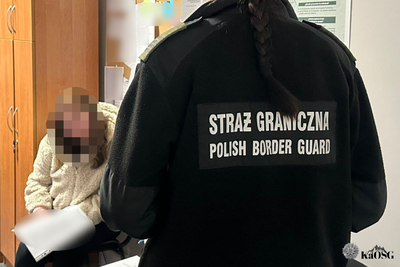 Na pierwszym tle widać osobę w czarnym polarze, na plecach jest biały napis Straż Graniczna. Z lewej strony widać osobę w białym polarze, która ma zamazaną twarz i siedzi na krześle z białą kartką w ręku, która również jest zamazana.