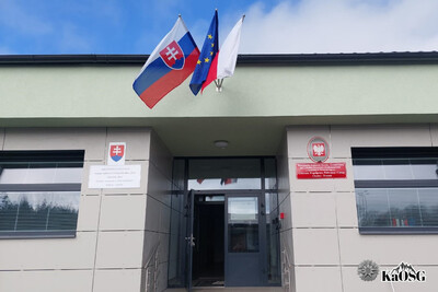 Wejście do budynku w którym mieści się centrum współpracy policyjnej i celnej w trstenie. Nad wejściem powiewają flagi słowacka unijna i polska