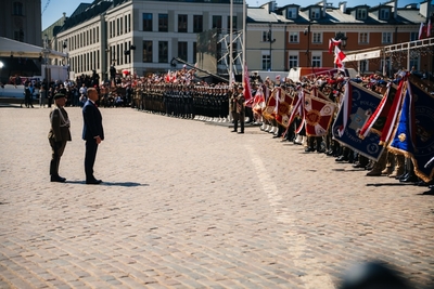 prezydent rp robi przegląd pocztów sztandarowych na placu zamkowy w warszawie