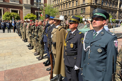 warta wystawiona przez poszczególne służby mundurowe