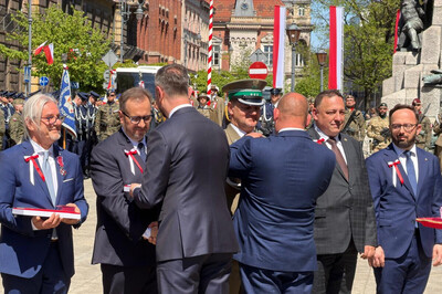 minister obrony narodowej gratuluje odznaczonemu pułkownikowi karkoszce srebrnego krzyża za zasługi