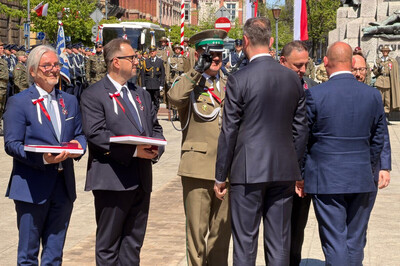 pułkownik karkoszka oddaje honor po otrzymaniu od ministra obrony narodowej srebrnego krzyża za zasługi