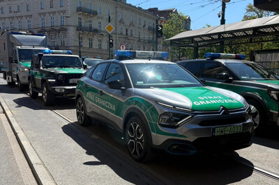 defilada pojazdów służbowych kaosg porusza się ul. basztową
