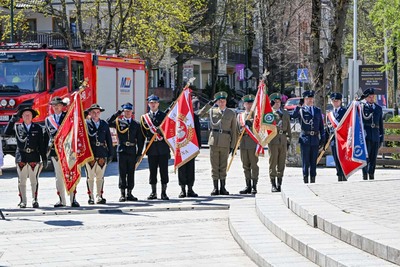 poczty sztandarowe służb mundurowych zakopiańskich stoją na placu grunwaldzkim