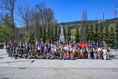 kilkadziesiąt osób stoi na tle pomnika grunwaldzkiego do pamiątkowego zdjęcia