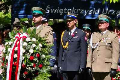 przedstawiciele kieleckich służb mundurowych idą za wieńcem