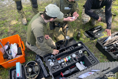 funkcjonariusze przygotowują materiał pirotechniczny do wykorzystania podczas warsztatów