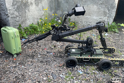 robot pirotechniczny sprawdza walizkę pozostawiona - ćwiczenia
