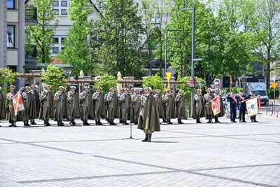 na placu niepodległości w zakopanem stoją w dwuszeregu żołnierze w strojach podhalańskich. jedne  z nich przemawia do mikrofonu. widać też poczty sztandarowe różnych instytucji