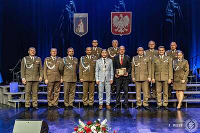 Na zdjęciu przedstawiciele formacji mundurowych w tym wojska i straży Granicznej stoją na scenie prawdopodobnie w trakcie wydarzenia tj. jubileusz gminy itp