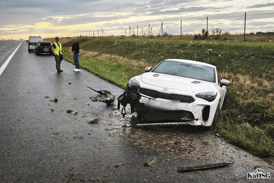 rozbity biały samochód osobowy leży w rowie