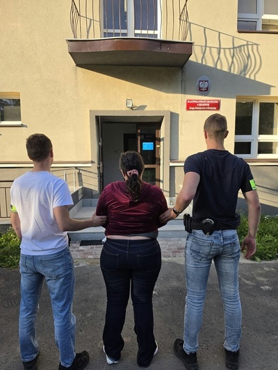 na zdjęciu widać zatrzymanych cudzoziemców w asyście funkcjonariuszy SG.