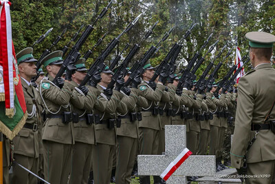 Kompania reprezentacyjna Straży Granicznej wykonuje salwę honorową.