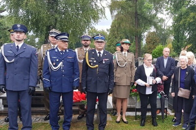 Przedstawiciele służb mundurowych podczas uroczystości.